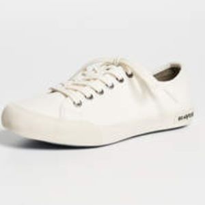 Seaver’s ivory canvas tennis shoes—8